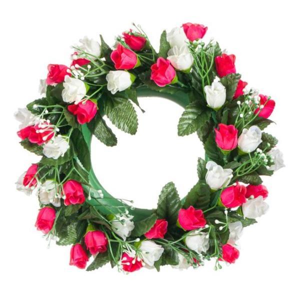 Decoratiune suspendabila tip coronita, impodobita cu floricele de primavara, trandafiri albi si rosii, frunze verzi, 26.5 cm