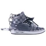 breloc-pentru-chei-nike-air-jordan-vuitton-figurina-3d-50x30-mm-fabricat-din-cauciuc-si-pvc-realizat-si-pictat-manual-gri-3.jpg