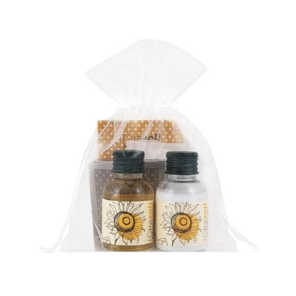 Set Cadou Cosmetice hotel Girasoli, 1 x Sampon si Gel de Dus 32 ml, 1 x Crema Corp 32 ml, 1 x Sapun 14 g, 1 x Casca de Dus, 1 x Minipliant prezentare. Ambalate in Saculet din Organza