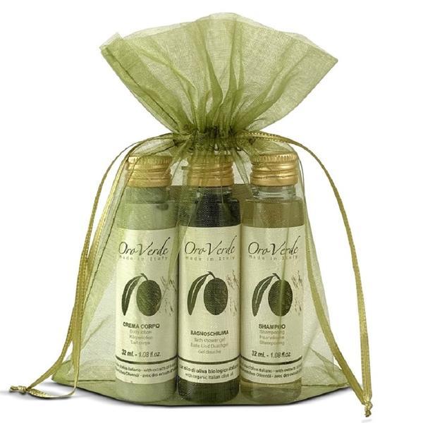 Set Cadou Cosmetice OroVerde cu Ulei de Masline, 1 x Sampon 35 ml, 1 x Gel de Dus 35 ml, 1 x Crema de Corp 35 ml, 1 x Sapun 12 g, 1 x Casca de Dus, 1 x Minipliant de prezentare. Ambalate in Saculet din Organza