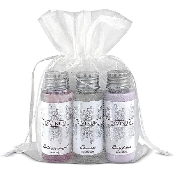 Set Cadou Cosmetice DiVinum cu Extract de Struguri, 1 x Sampon 30 ml, 1 x Gel de Dus 30 ml, 1 x Crema de Corp 30 ml, 1 x Sapun 25 g, 1 x Casca de Dus, 1 x Minipliant de prezentare. Ambalate in Saculet din Organza